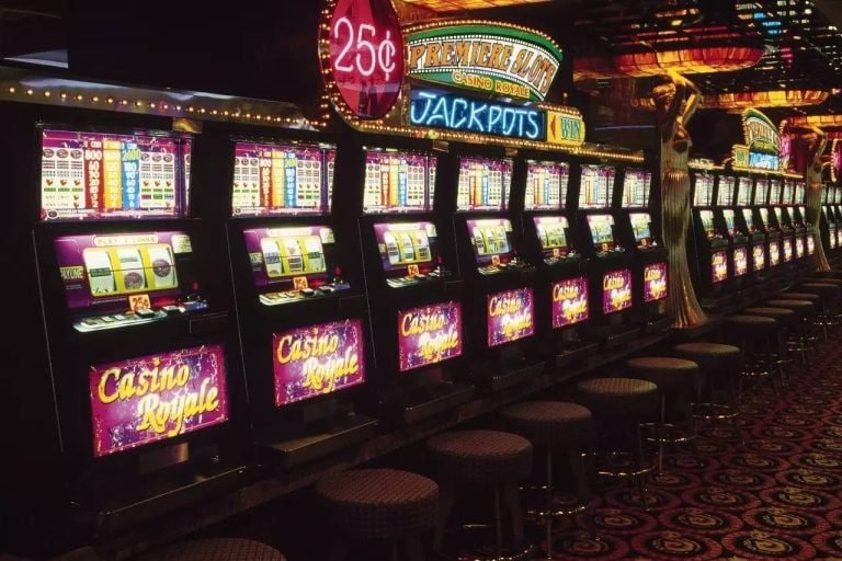 Fortune Ox slot machine interface on kpi4d showing five reels, paytable, and stake selector